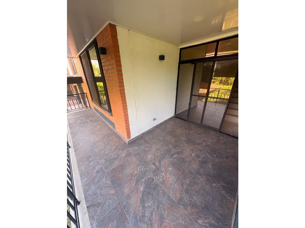 EN VENTA CASA CONJUNTO CERRADO AVENIDA 30 DE AGOSTO — foto 4