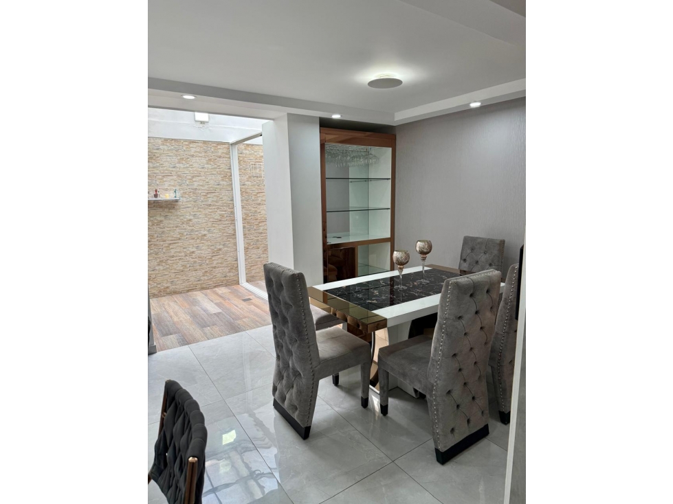 EN VENTA A PUERTA CERRADA CASA REMODELADA AVENIDA SUR — foto 2