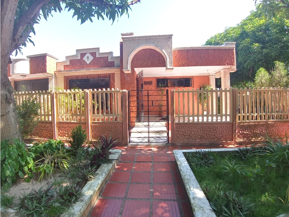 Vendo casa de esquina en las Mercedes.