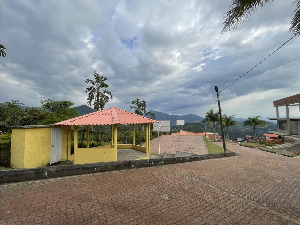 VENTA LOTE EN CONSTRUCCIÓN SECTOR BAJO TABLAZO