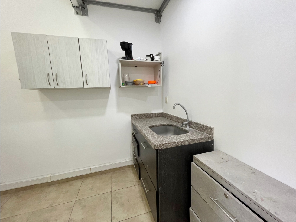 LOCA COMERCIAL EN ARRIENDO - UBICACION ESTRATEGICA Y SEGURA - 4