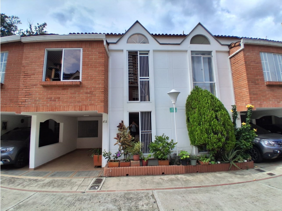 VENDO CASA REMODELADA QUINTAS DE CAÑAVERAL 2 - 4