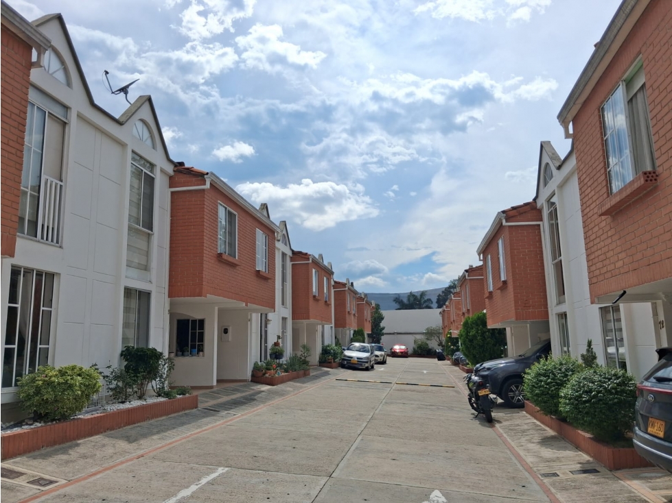 VENDO CASA REMODELADA QUINTAS DE CAÑAVERAL 2 - 3