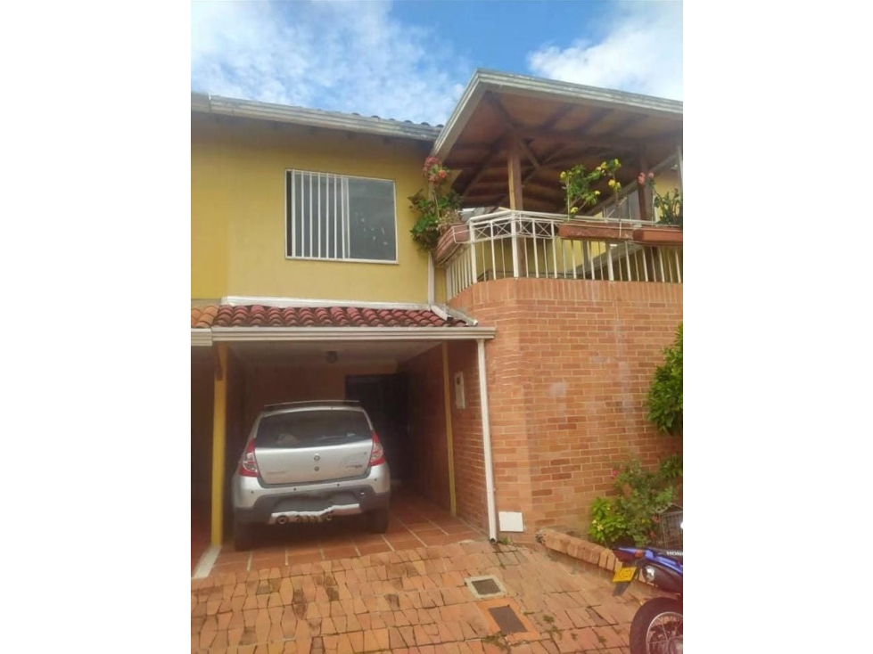 VENDEMOS CASA DE 2 PISOS - VERSALLES / FLORIDABLANCA