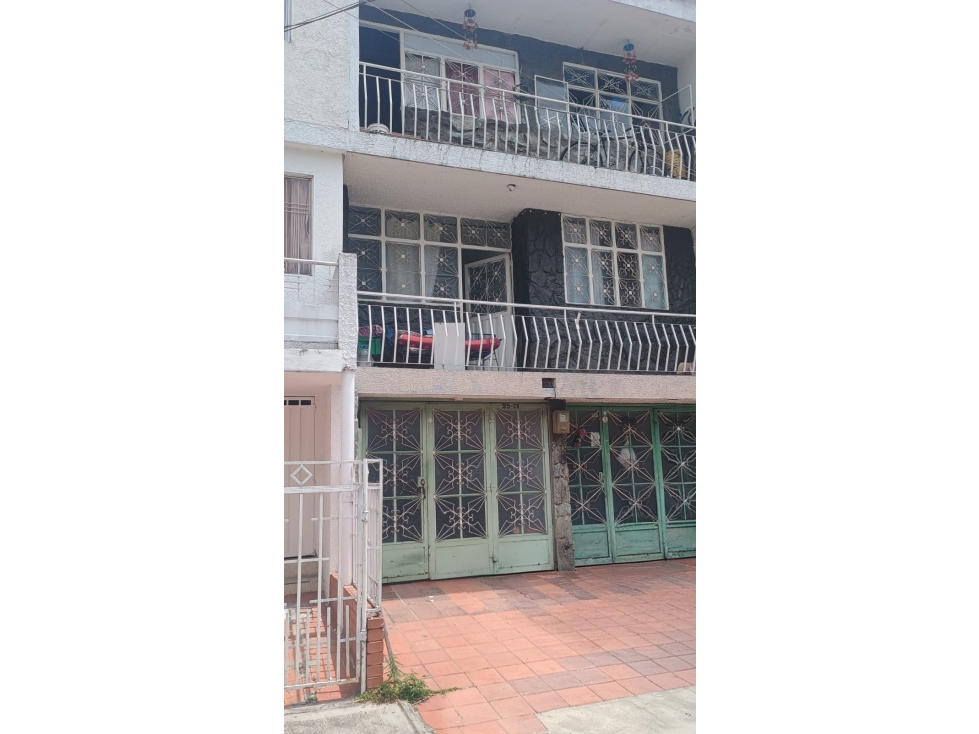 VENDEMOS CASA DE 3 PISOS - MUTIS