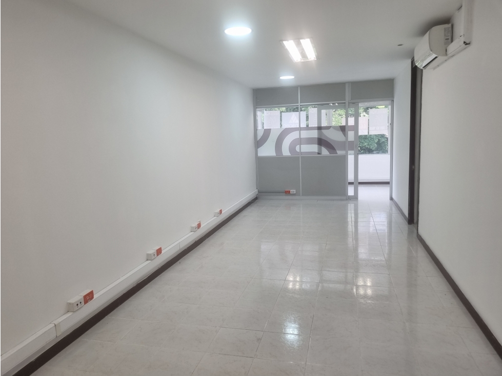 OFICINA PARA VENTA EN _AV. EL POBLADO_CASTROPOL — foto 2