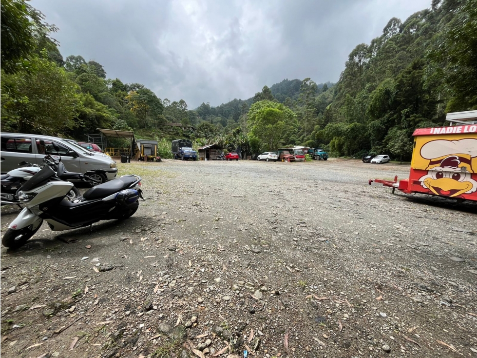 Lote parqueadero con ubicación estratégica en Envigado