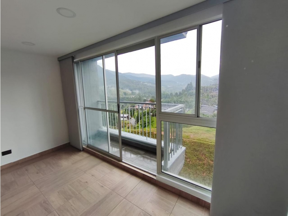 Apartamento con buena distribución y entorno tranquilo en Caldas — foto 4