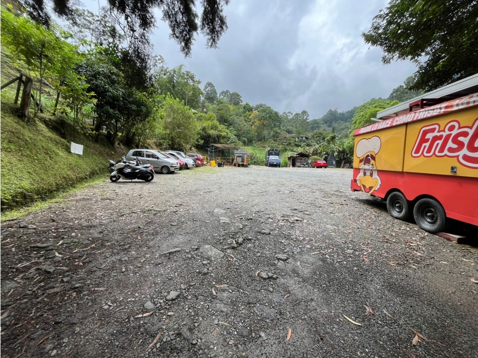 Lote parqueadero con ubicación estratégica en Envigado — foto 2