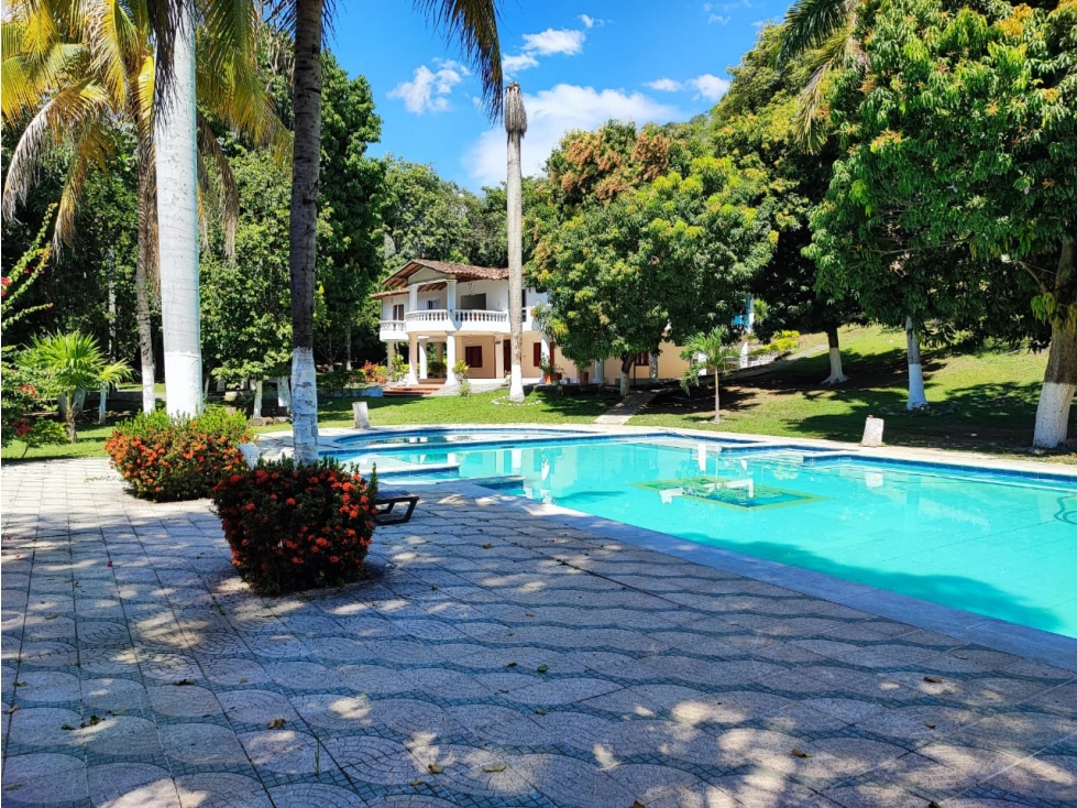 Finca lote, urbano ,cerca al parque de Santafe de Antioquia - 1