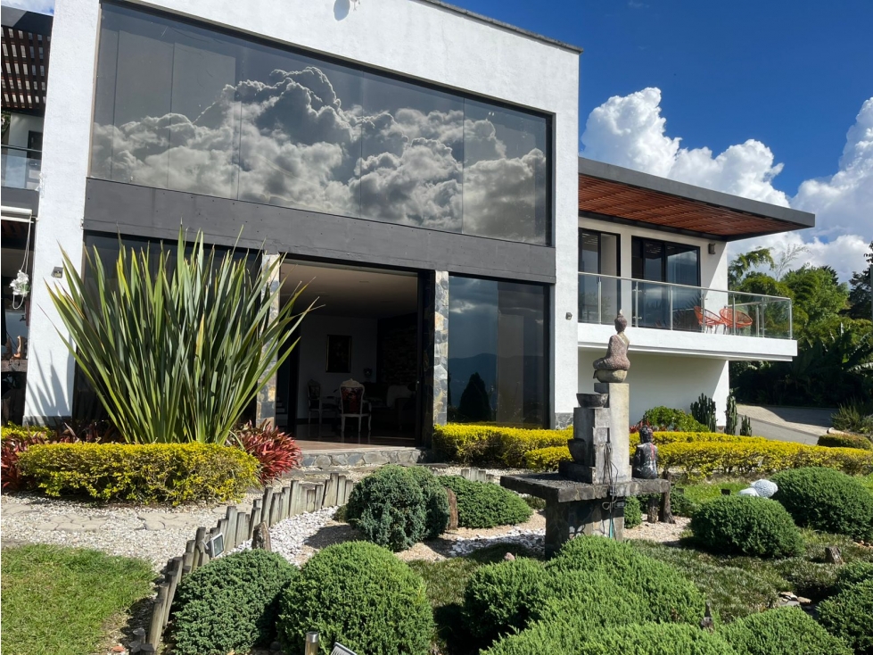 Casa moderna con hermosa vista a la ciudad en Poblado Alto