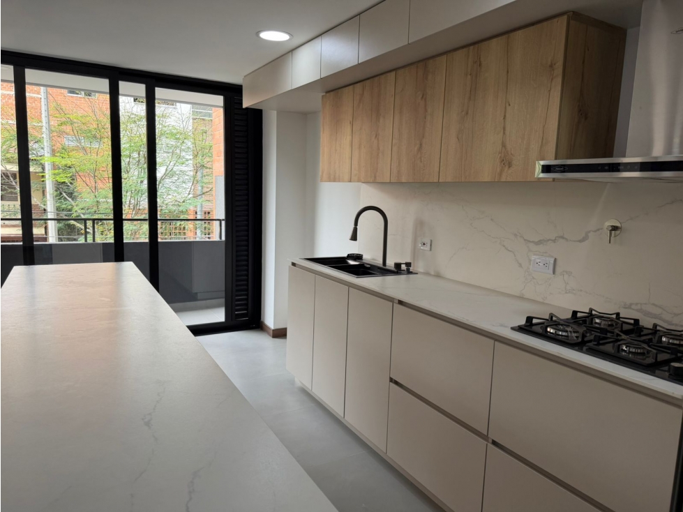 ¡Para estrenar! Amplio apartamento con terraza en Laureles