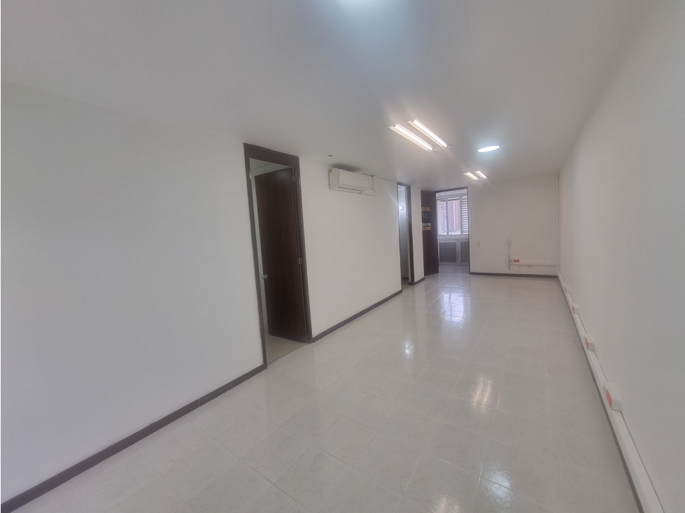 OFICINA PARA VENTA EN _AV. EL POBLADO_CASTROPOL — foto 4