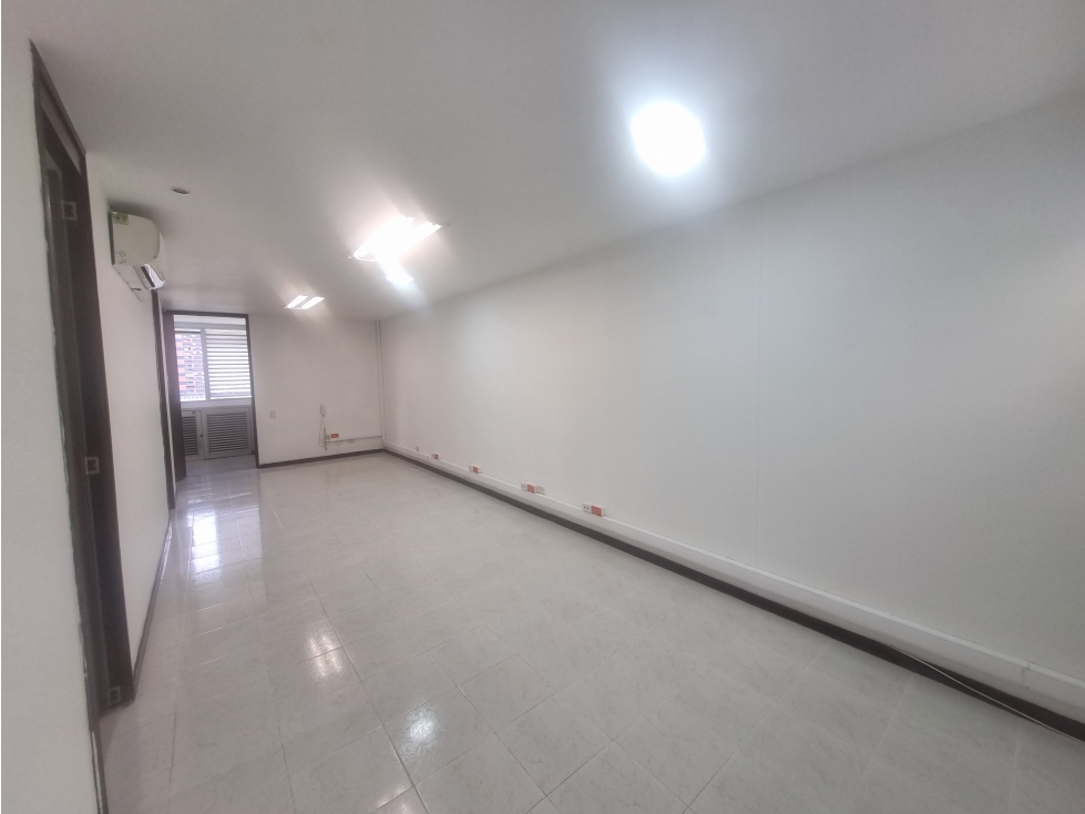 OFICINA PARA VENTA EN _AV. EL POBLADO_CASTROPOL — foto 3