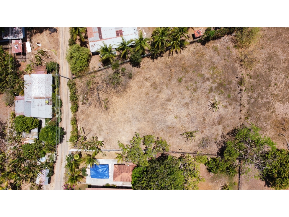 Terreno a pasos de la playa en Gorgona listo para construir — foto 2