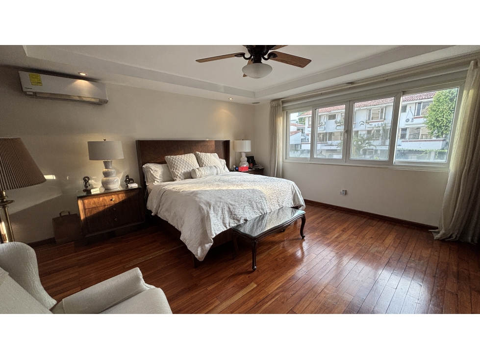 CASA DE DOS PISOS EN OBARRIO A LA VENTA | CON ZONIFICACIÓN ZM6 - 5