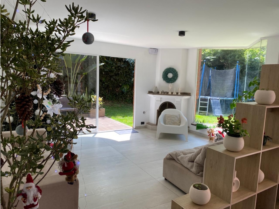 Venta Hermosa Casa Poblado Transversal Superior