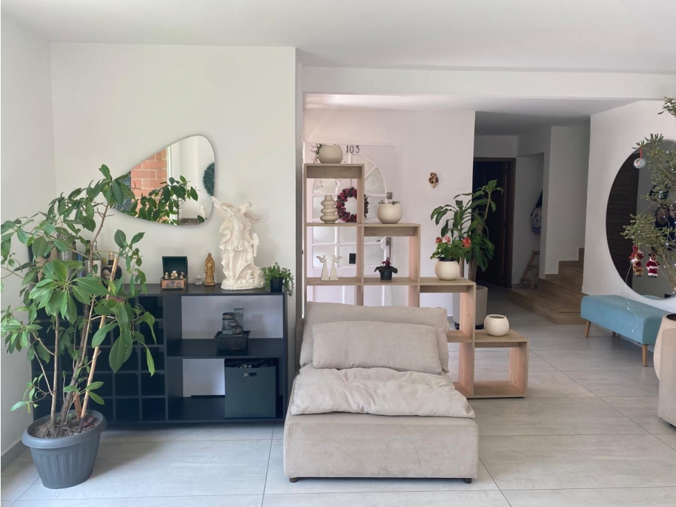 Venta Hermosa Casa Poblado Transversal Superior — foto 3