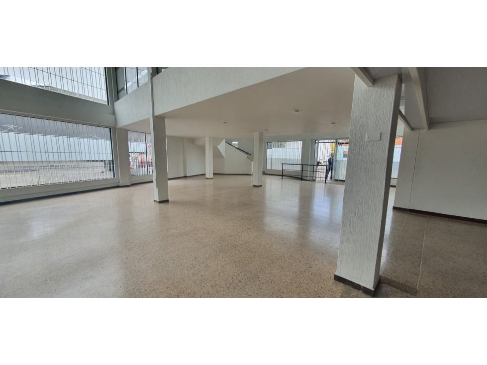 Local / Bodega con Oficinas en Arriendo en Alamos