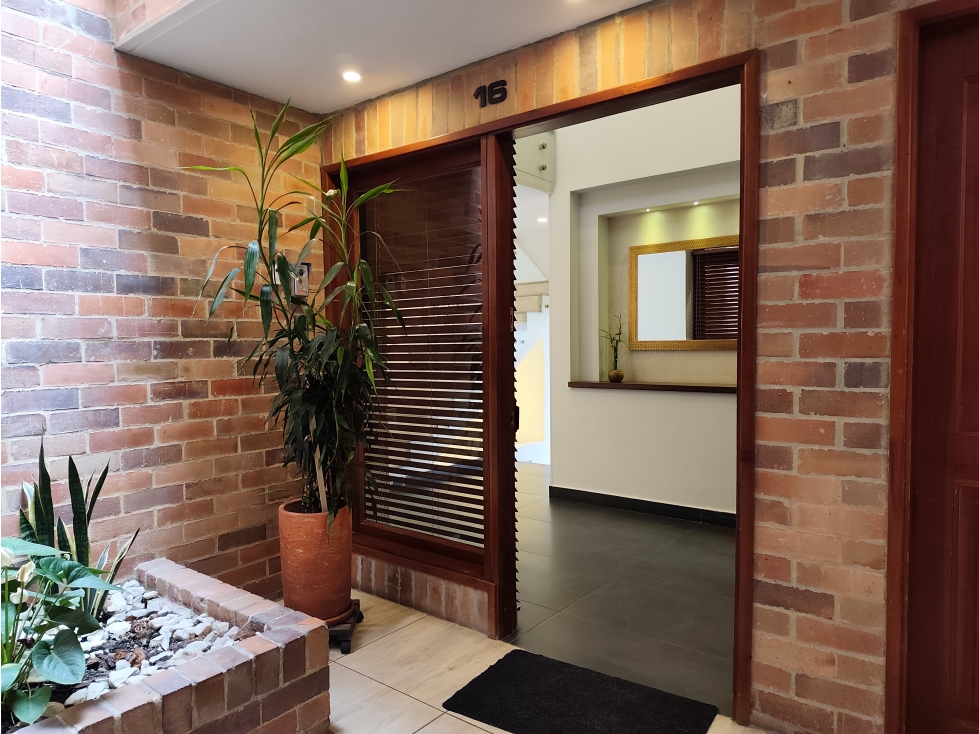 Casa en arriendo Bosque de Pinos: vista a los cerros terraza de 60 m²