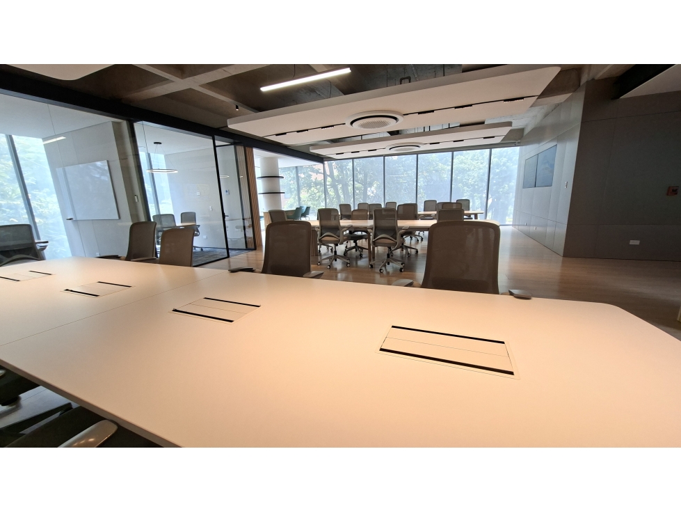 Oficinas 240- 270 m² amobladas, listas para operar. Laureles-Estadio