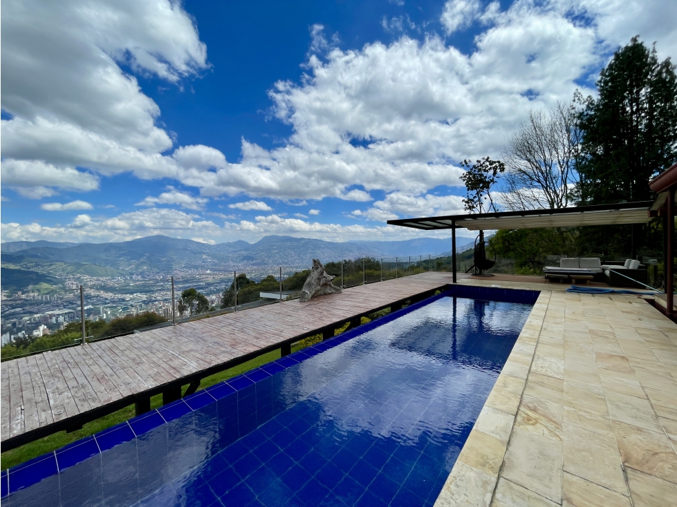 Casa Exclusiva con piscina en Las Palmas, Medellín