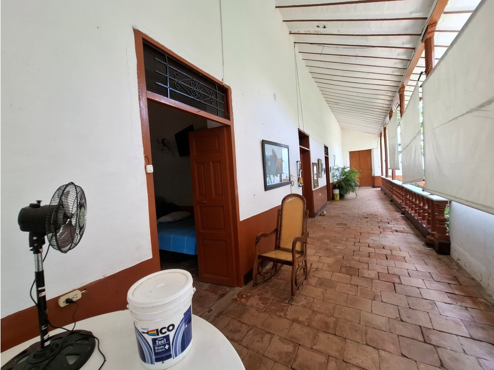 Finca urbana de 4.311,28m² lote y 240m² construida, Sopetrán - 4