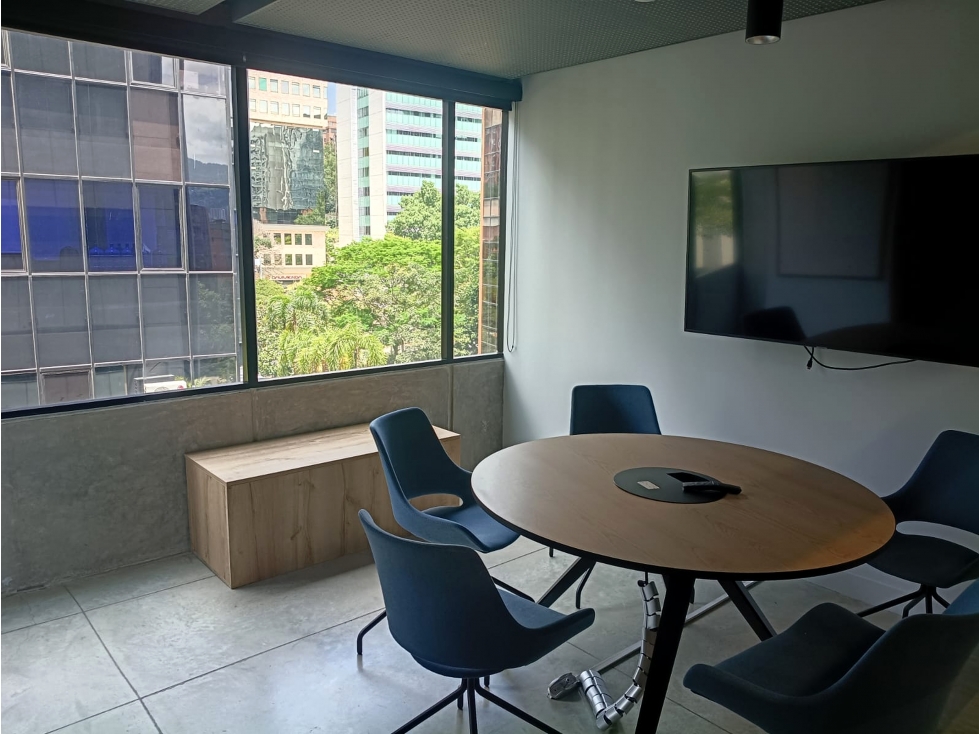 Oficina amoblada en arriendo de 909 m² en Milla de Oro, Medellín — foto 3