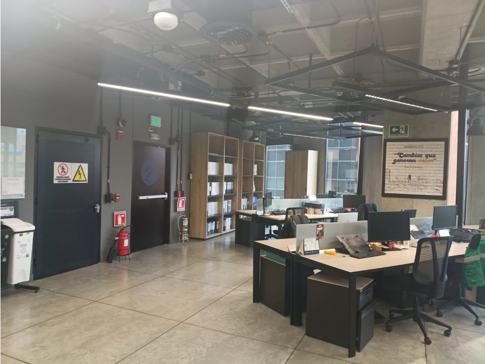 Oficina amoblada en arriendo de 909 m² en Milla de Oro, Medellín — foto 4