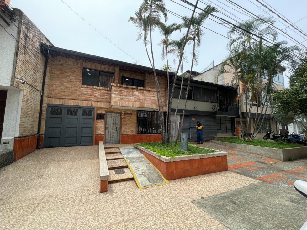 Casa lote media mixtura en Laureles | Potencial empresa o constructor