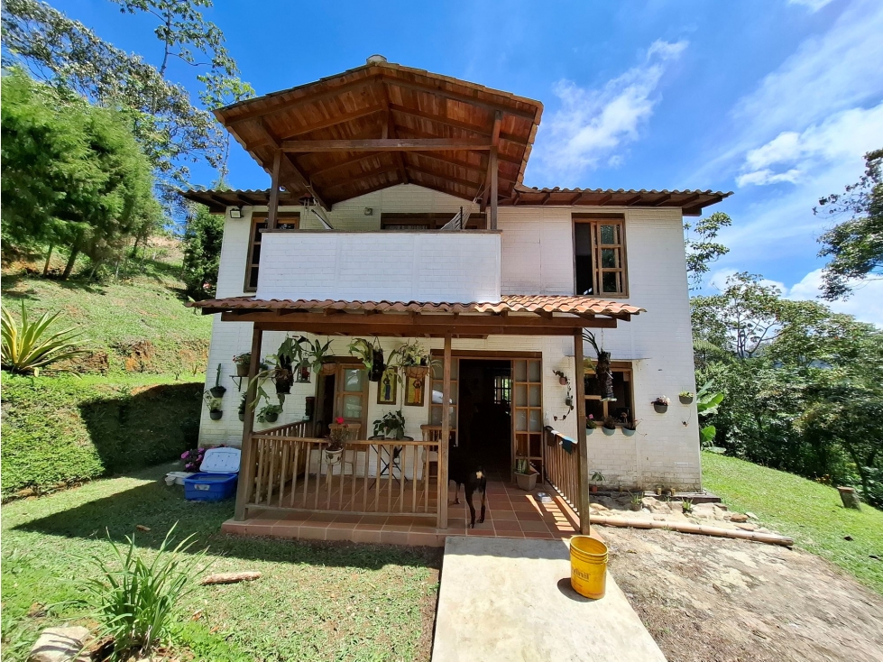 Casa campestre con lote de 2.615 m2 en Caldas