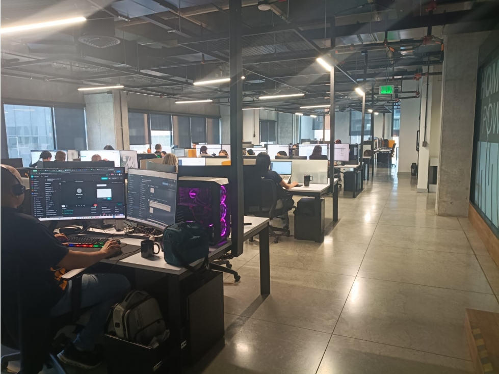 Oficina en arriendo de 909 m² en Milla de Oro, Medellín