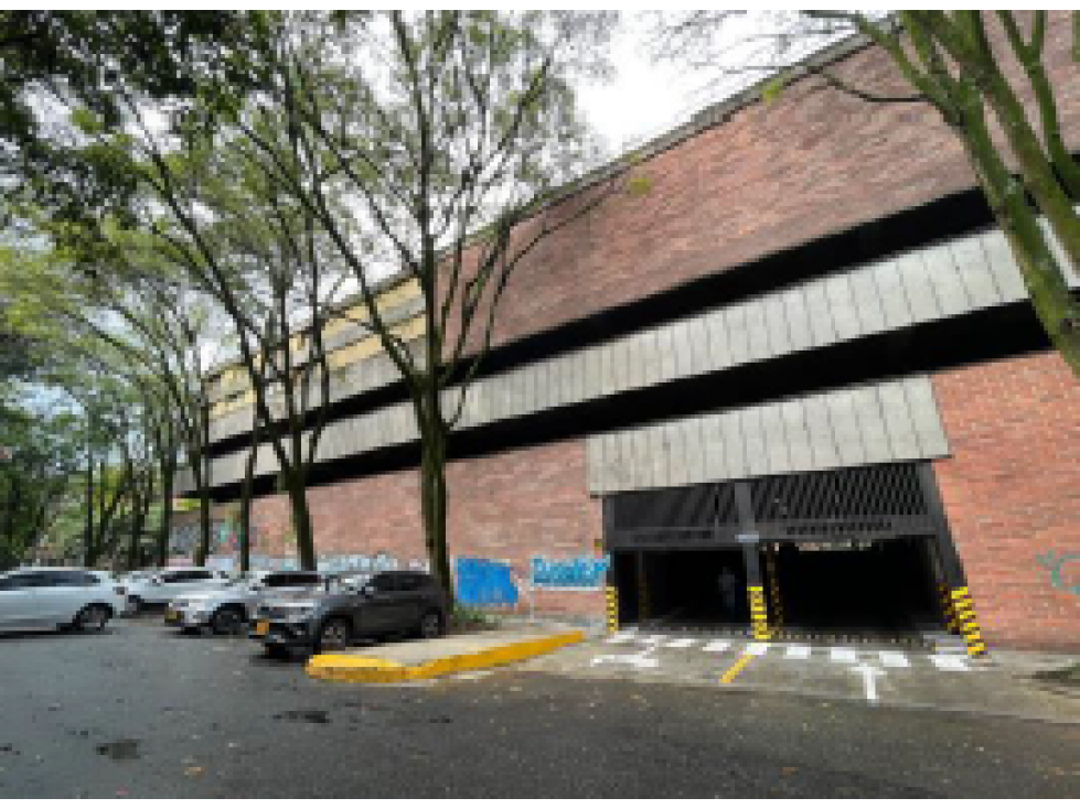 33 Parqueaderos en Venta Sector Carlos E Restrepo, Medellín - 1