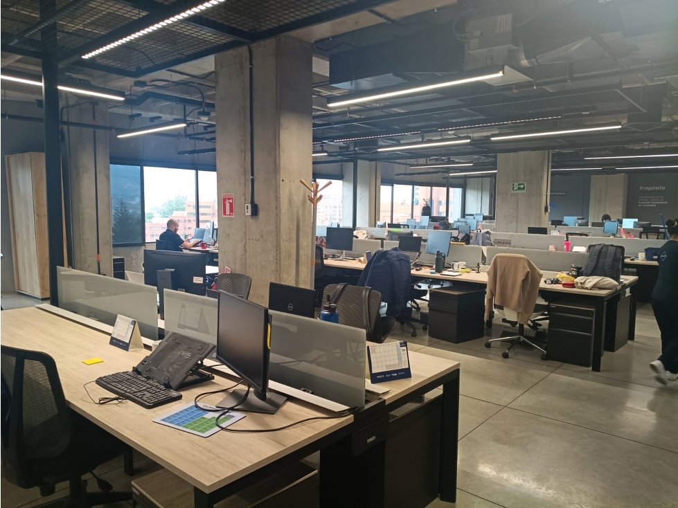 Oficina amoblada en arriendo de 909 m² en Milla de Oro, Medellín — foto 5