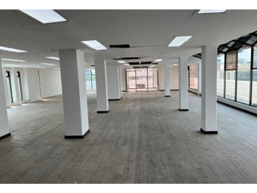 Local en arriendo 1.964 m² | Edificio Megalínea | Bogotá — foto 2