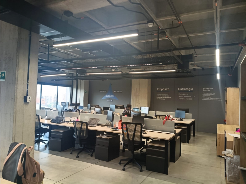 Oficina amoblada en arriendo de 909 m² en Milla de Oro, Medellín — foto 6