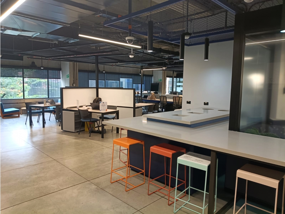 Oficina amoblada en arriendo de 909 m² en Milla de Oro, Medellín