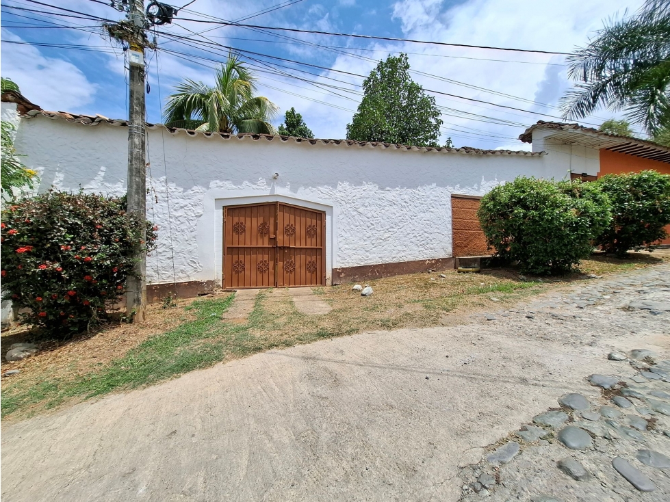 Finca urbana de 4.311,28m² lote y 240m² construida, Sopetrán - 1