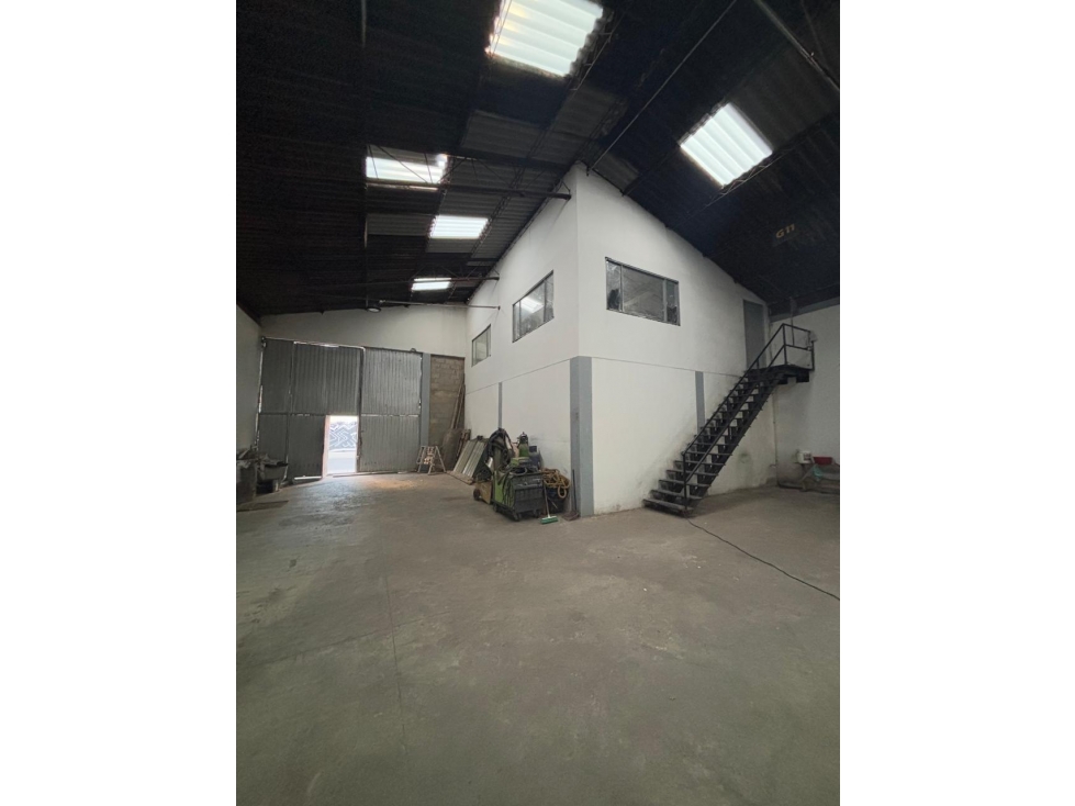 ARRIENDO BODEGA EN ENGATIVA