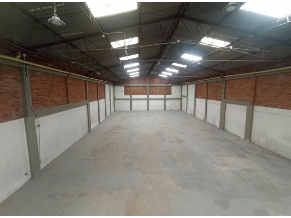 SE ARRIENDA BODEGA EN PUENTE ARANDA - 1