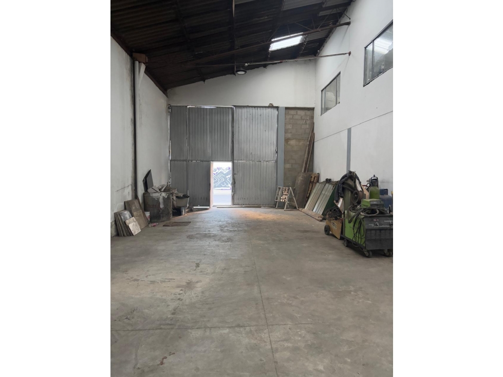 ARRIENDO BODEGA EN ENGATIVA — foto 2