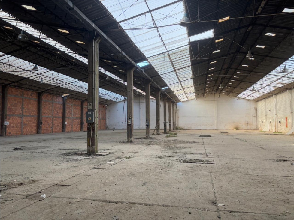 ARRIENDO BODEGA ZONA INDUSTRIAL CAZUCA — foto 2