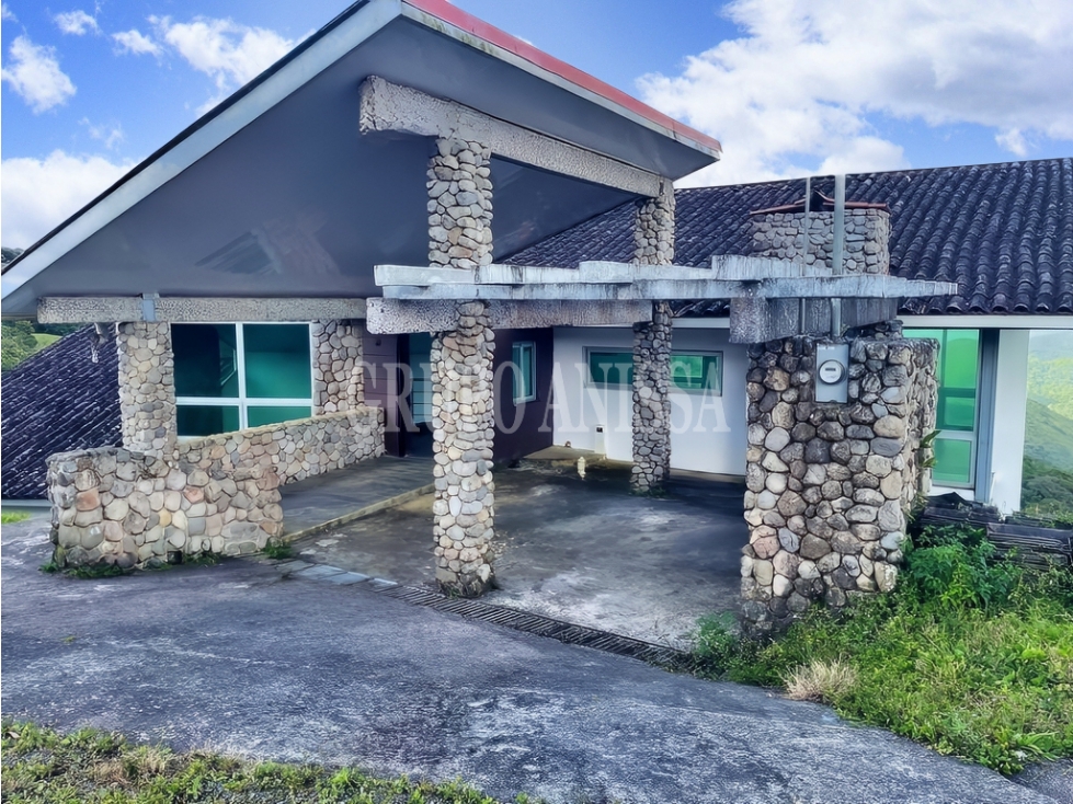 Se Vende Moderna Casa en la Urbanización Las Nubes del Valle de Antón - 2