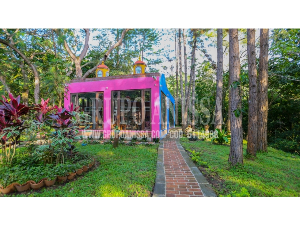 Se Vende Casa de Montaña con Arquitectura Única en Altos del Maria - 1