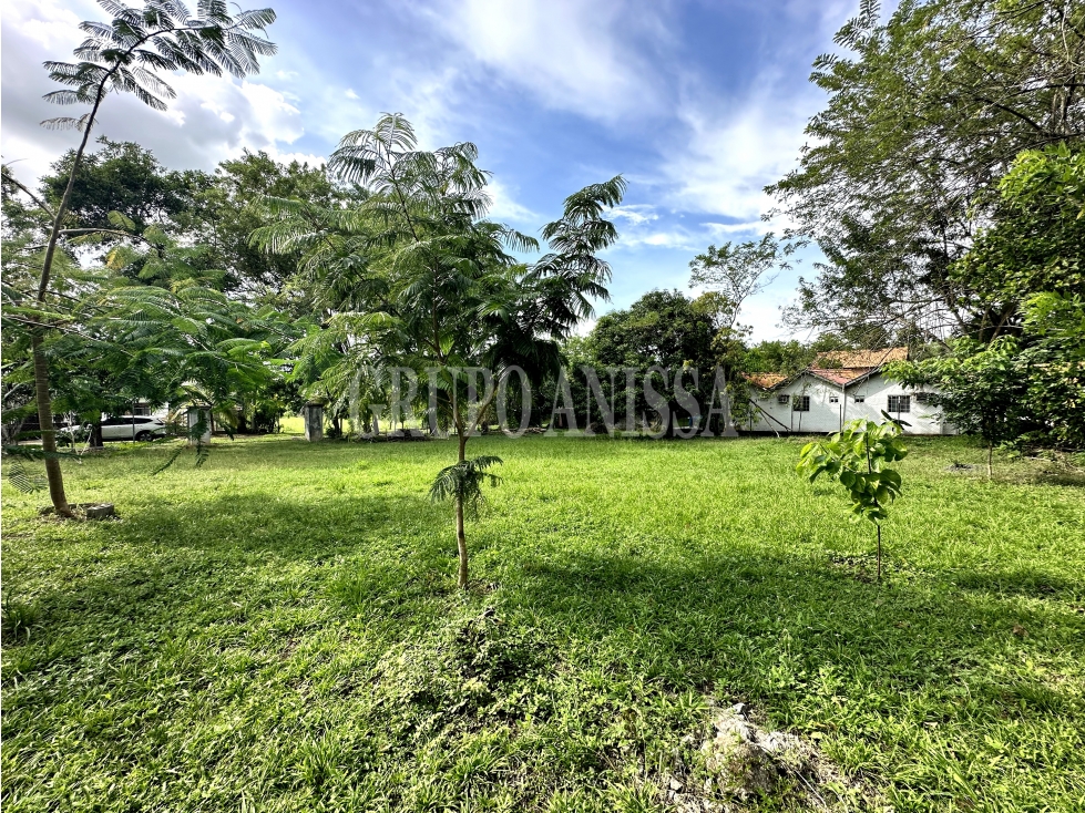Oportunidad! Se Vende Hermoso Terreno de Esquina en Vía al Valle - 2