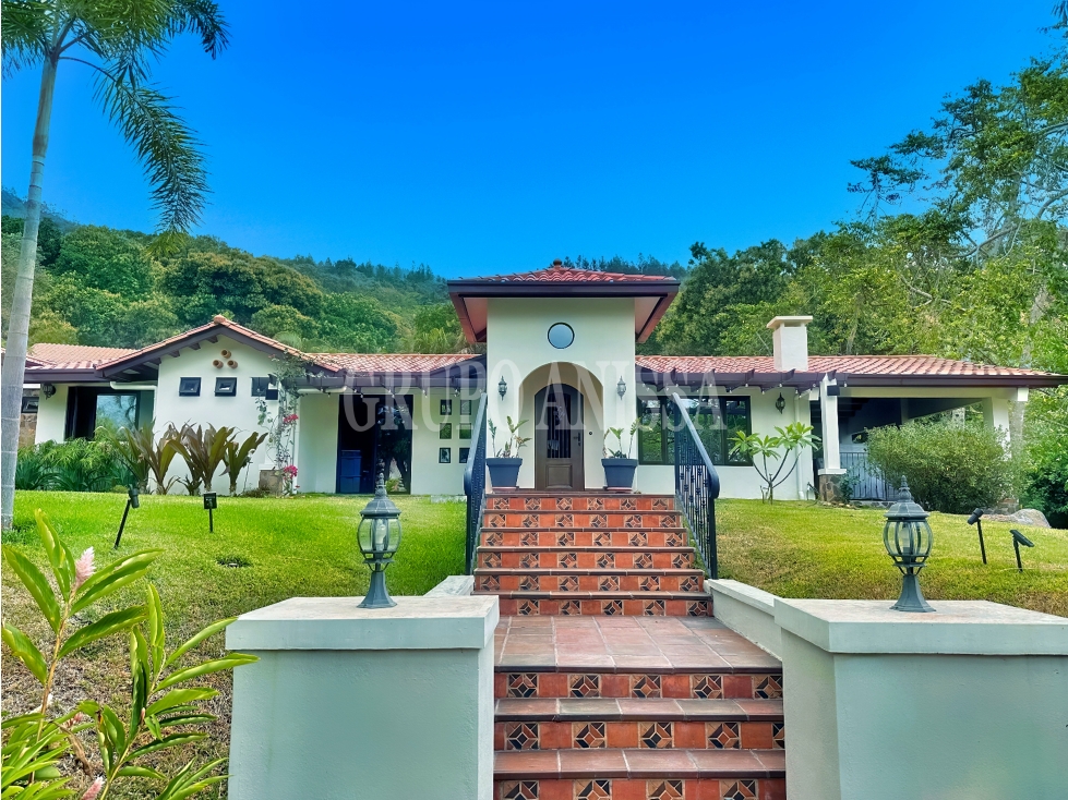 Oportunidad! Se Vende o Alquila Hermosa casa Chalet en Altos del Maria