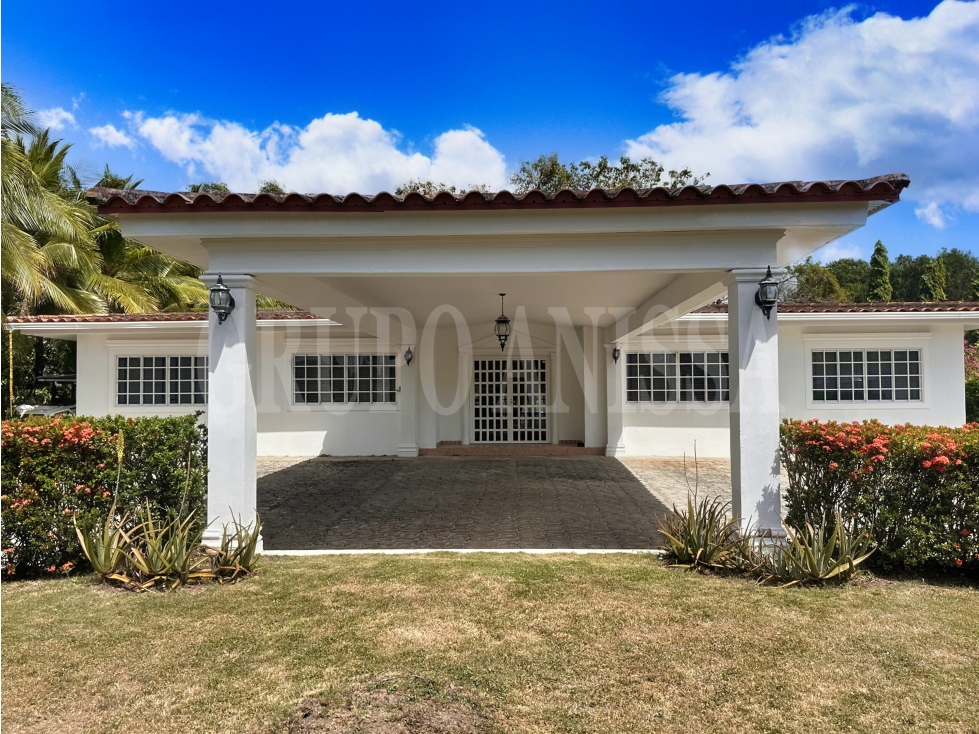 Oportunidad! Se Vende Casa en Coronado Golf con Piscina