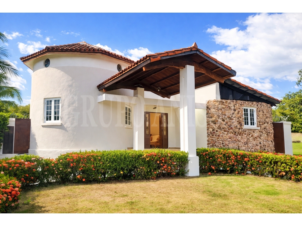 OPORTUNIDAD! Se Vende Casa con Piscina en Club de Golf Coronado