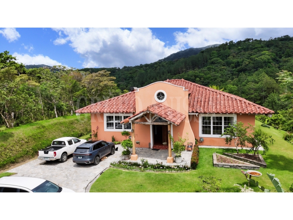 Se vende Amplia Casa en Altos del Maria con vistas panorámicas