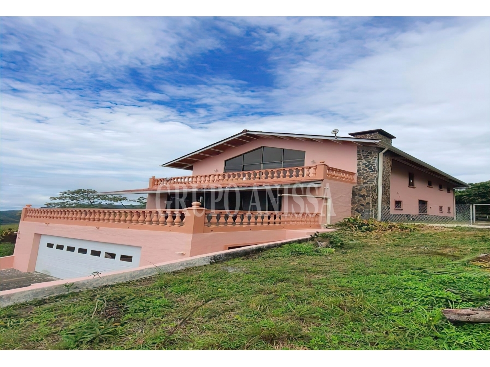 Se Vende Hermosa Casa con vistas en Zona Alta de Altos del Maria